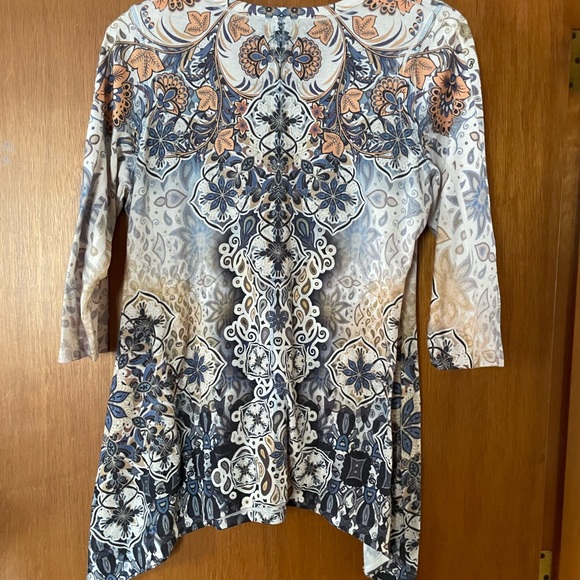 XL World Unity Top - Picture 2 of 3